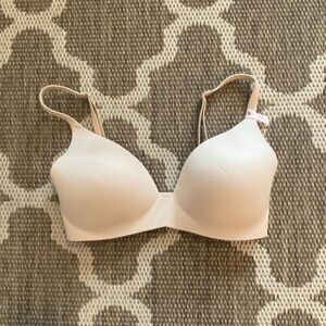 Victoria’s Secret bra, body by Victoria lightly lined plunge bra size 32DD
